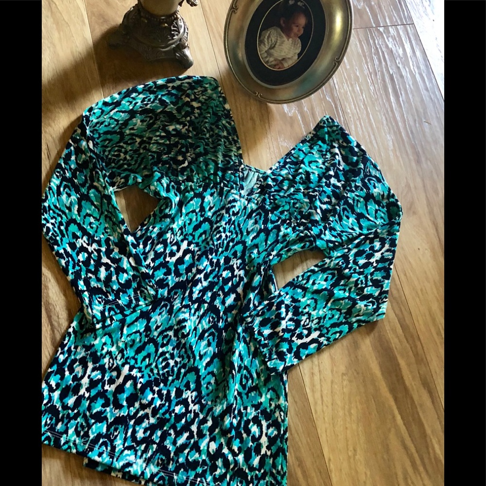 Beautiful, flattering, top NWOT 🍁